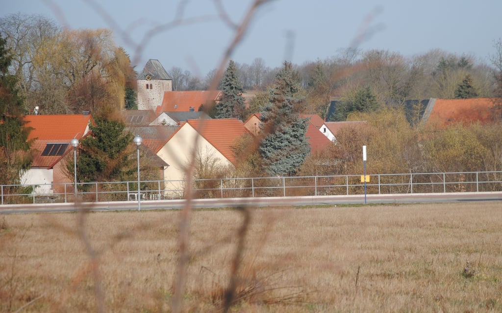 Das Ahlumer Baugebiet an der Bundesstraße 248 steht seit Jahren leer und soll jetzt verkleinert werden. Vom Tangelner Weg aus könnten zukünftig maximal drei Bauplätze erschlossen werden.