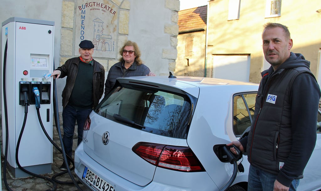 Inbetriebnahme der neuen Tankstelle: Vorbesitzer Frank Lässig (von links), Bürgermeister Reinhard Falke und Ulrich Genz, der für Aufbau und Anschluss der Ladesäule verantwortlich war und die erste Fuhre Strom von der Gemeinde bezog.