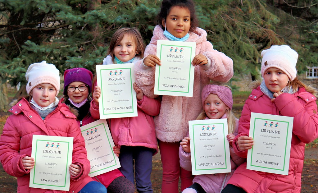 Lotte, Alina, Lea, Amelie und Mya aus der zweiten Klasse stehen gemeinsam auf dem Siegerpodest. Die fünf Mädchen aus der Grundschule „Albert Klaus“ in Badersleben sind jeweils 13 Runden gelaufen.