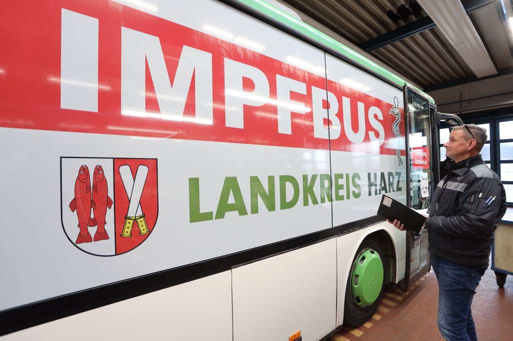 Der in der Wernigeröder Zentralwerkstatt der Harzer Verkehrsbetriebe umgebaute Impfbus ist seit Donnerstag, 25. November, zu Impftouren im Harzkreis unterwegs. Angesteuert werden insbesondere kleinere Harzorte, um die dortige Bevölkerung direkt vor Ort zu immunisieren.
