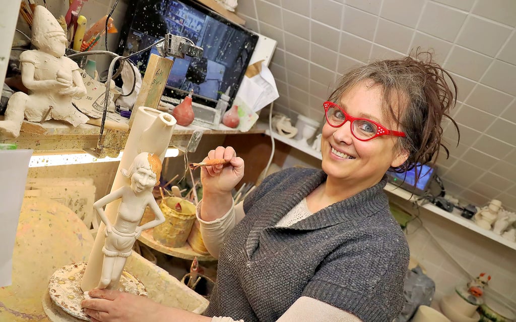 Hjördis Schütz profitiert als Künstlerin stark vom Internet. Das Handwerk verrichtet sie in Stolberg, wo ihre Firma „Schützkeramik“ ihren Sitz hat.