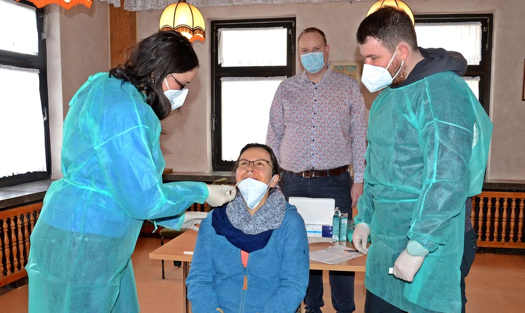 Jukia Wollinger, Bettina Marwitz und Moritz Menzel (v.l.) von der Zerbster DLRG bereiten die Katherinen-Klause neben der Zerbster Stadthalle als Testzentrum vor. Im Hintergrund Tom Dupke von der Raben-Apotheke, von der das Testzentrum der betrieben wird.