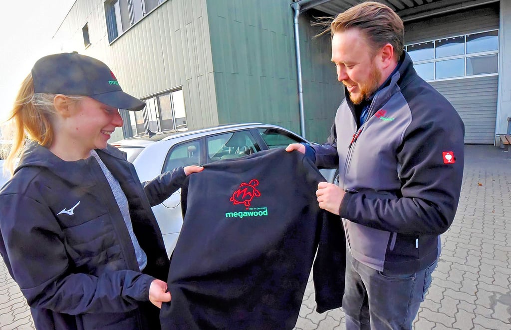 Marek Junghans von Novo-Tech und Sophie Kretzschmer präsentieren ein neues Wettkampf-Shirt.