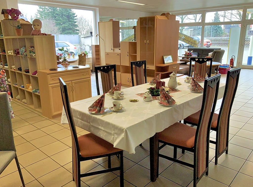 Im früheren Autohaus sieht es nun aus wie in einem gemütlichen Wohnzimmer. Doch die Möbel sollen hier nicht lange bleiben.