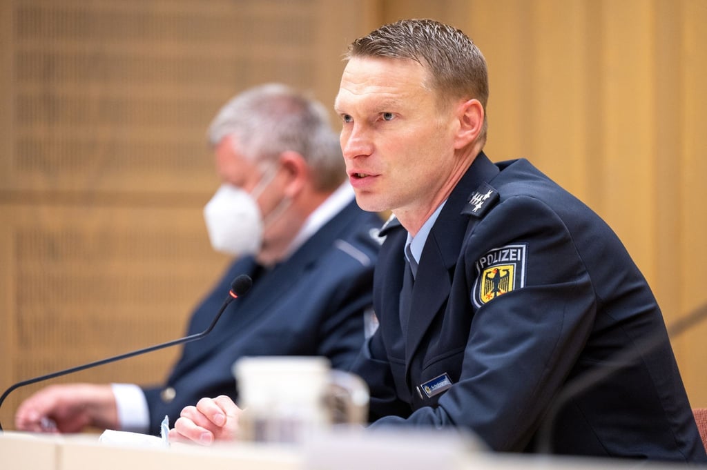 Polizeihauptkommissar Jens Schobranski spricht auf einer gemeinsamen Pressekonferenz der Staatsanwaltschaft Berlin, der Bundespolizei und des Zollamts zu bundesweiten Razzien gegen eine Schleuserbande.