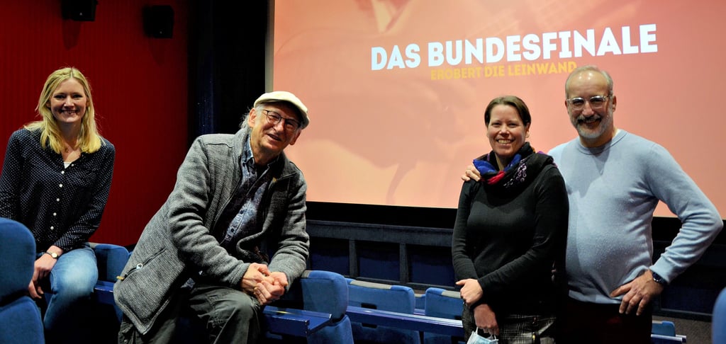 Film ab: Julia Wartmann und Dieter Herker von local heroes (von links) und Barbara und Jürgen Bode vom Filmpalast Salzwedel sind bereit für die Kinopremiere der Bundesfinalshow 2021 von local hereos.