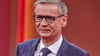 Entertainer Günther Jauch steht beim RTL- Jahresrückblick „Menschen, Bilder, Emotionen 2020“ im Studio. (Archivbild)