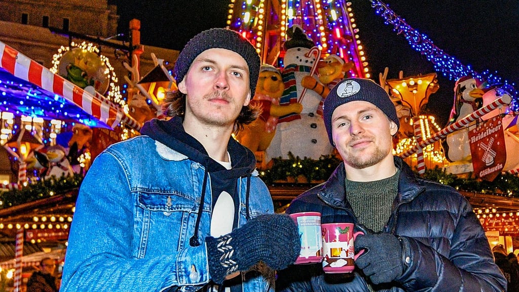 Breites Lächeln für ein Foto? Nicht mit Finnen!  Tatu Vihavainen (l.) und Joonas Niemelä gefällt der Wintermarkt in Halle aber. 