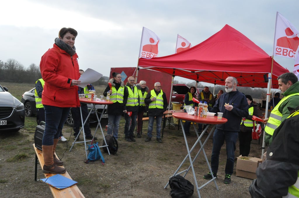 Gewerkschaftssekretärin Christina Scheidt mit den Gewerkschaftsmitgliedern von Eldisy.