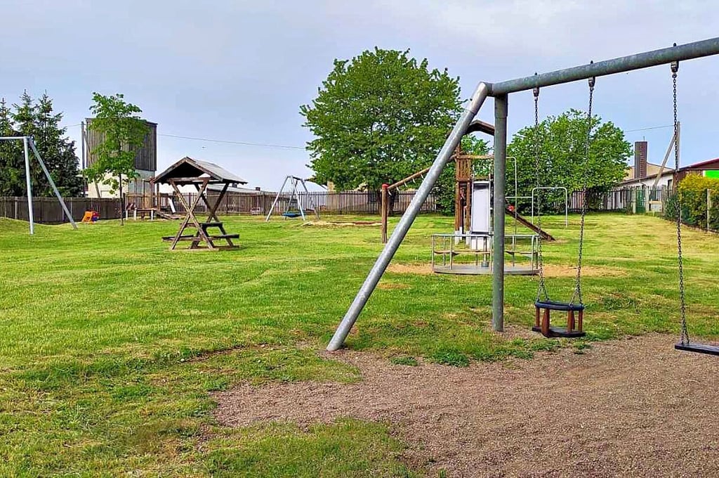 Der Spielplatz in Schwenda kann durchaus mehr Grün vertragen.