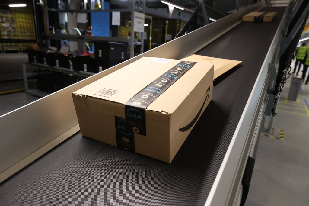 Kleinere Lieferungen sollen bei Amazon künftig in Versandtaschen und -tüten auf Papierbasis geliefert werden, nur noch größere Artikel in Kartons aus Wellpappe.