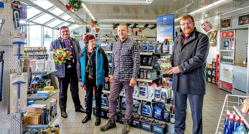 Dank an den Mann von der Tankstelle, der seit Jahrzehnten für Sprit in den Tanks der Gräfenhainichener sorgt. Und dafür, dass die Heidestadt einen Weihnachtsbaum auf dem Marktplatz hat.