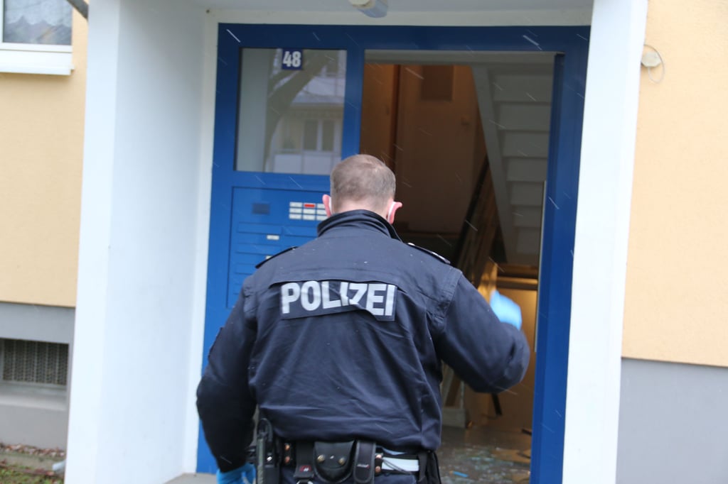 Polizeibeamter bei der Spurensicherung in Sangerhausen