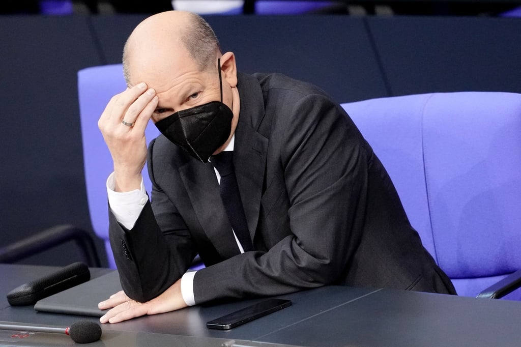 Olaf Scholz (SPD), designierter Bundeskanzler, fasst sich an den Kopf während der Sitzung im Bundestag.