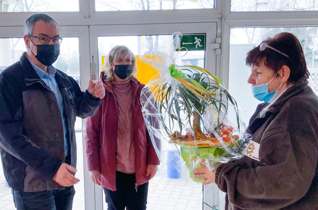 Vereinschefin Margit Mehr (rechts) erhält Blumen zur Eröffnung von Annaburgs Bürgermeister Stefan Schmidt und seiner für Soziales zuständigen Stellvertreterin Anja Liebig.