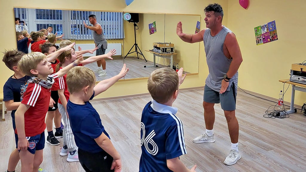 Tanztrainer Michael Hirschel übt mit Erst- und Zweitklässlern Choreografien ein.