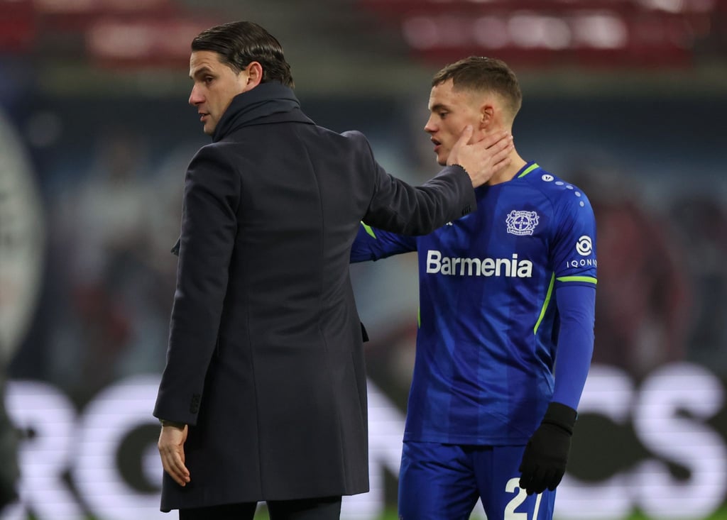 Leverkusens Trainer Gerardo Seoane (l) wird unter anderem Florian Wirtz schonen.