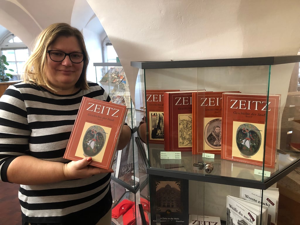 Annett Neupert, die Leiterin der Tourist-Information Zeitz, freut sich, dass jetzt der vierte Band der Zeitzer Stadtgeschichte erschienen ist.