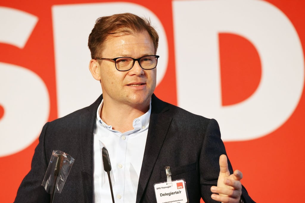Der SPD-Bundestagsabgeordnete Carsten Schneider spricht in Erfurt.