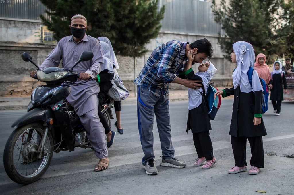 Ein junges afghanisches Mädchen gibt ihrem Vater einen Kuss, bevor sie eine Grundschule in Kabul besucht. (Archivbild)