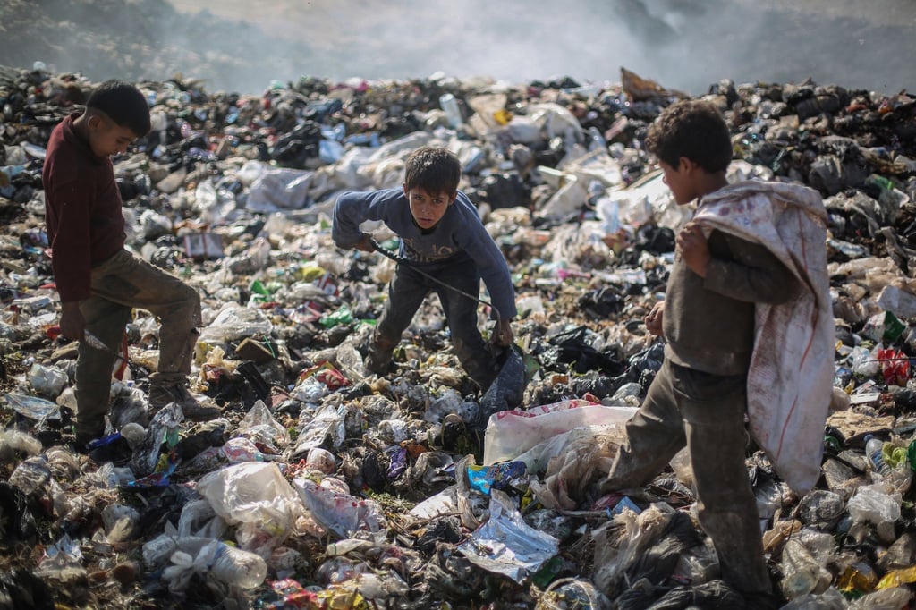 Syrische Kinder suchen auf einer Mülldeponie in der Nähe des Grenzübergangs Bab al-Hawa nach wiederverwertbaren Abfällen wie Plastik und Altmetall.