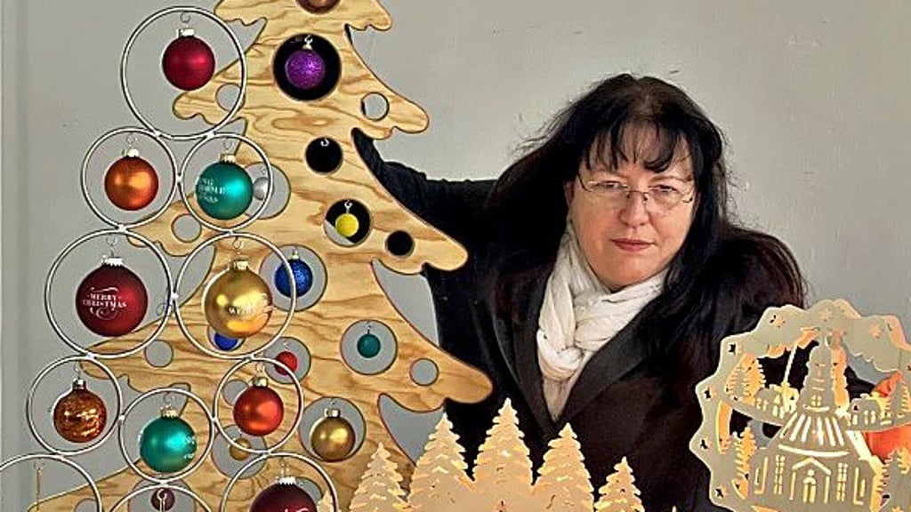 Sylvia Zinke mit Weihnachtsartikeln aus der JVA