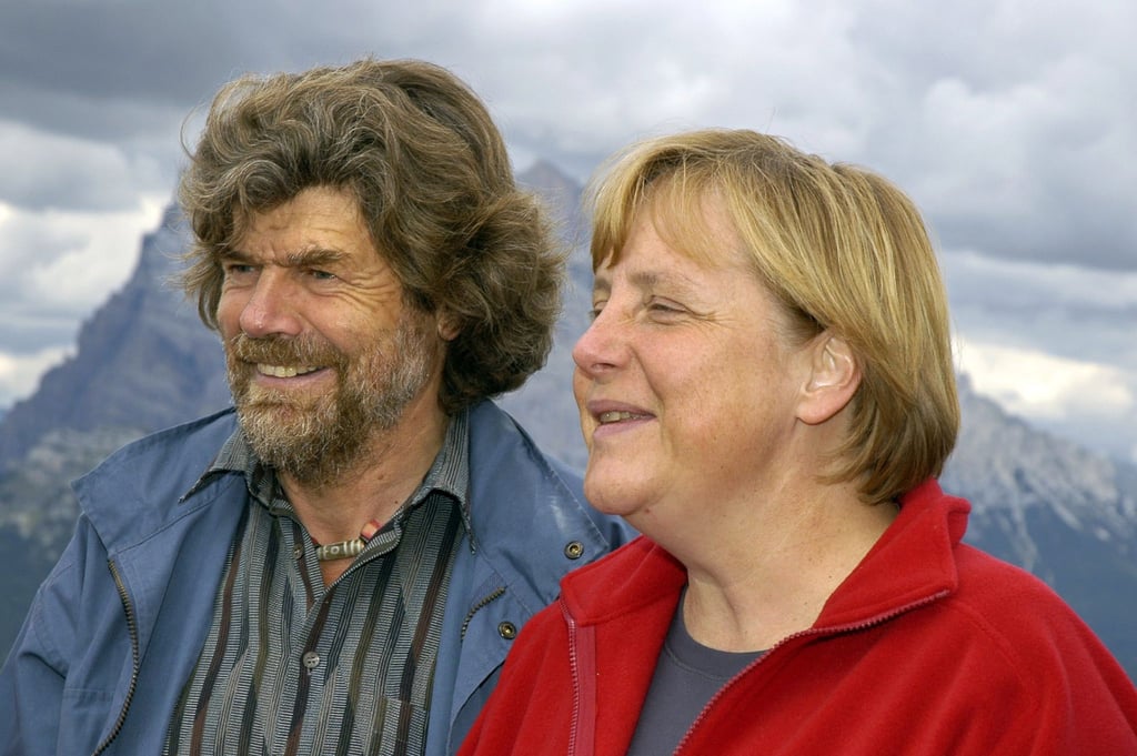 Bundeskanzlerin Angela Merkel wandert 2006 während ihres Urlaubs zusammen mit dem südtiroler Bergsteiger Reinhold Messner auf den Monte Rite. (Archivbild)