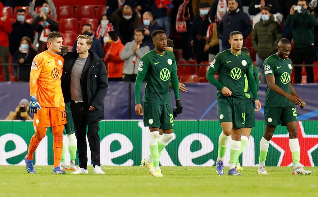 Der VfL Wolfsburg verlor erstmals unter Trainer Florian Kohfeldt (2.v.l).