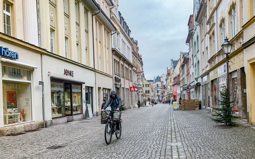 Radfahren bleibt in der Zeitzer Innenstadt verboten. Auch dann, wenn jemand gemütlich durch die leere Fußgängerzone rollt.