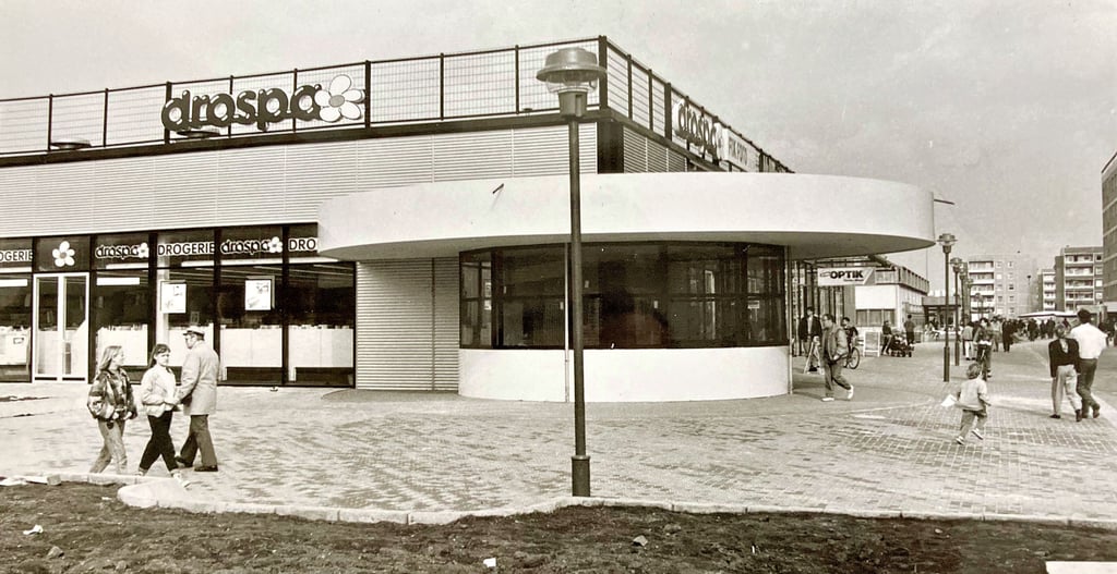 Die Passage im Brunnenstieg (Flaniermeile am Magdeburger Bruno-Taut-Ring) ist in den Wendejahren 1989/90 entstanden und bot Einkaufsmöglichkeiten. Auch Polizei und Sparkasse waren in diesem Bereich anzutreffen.