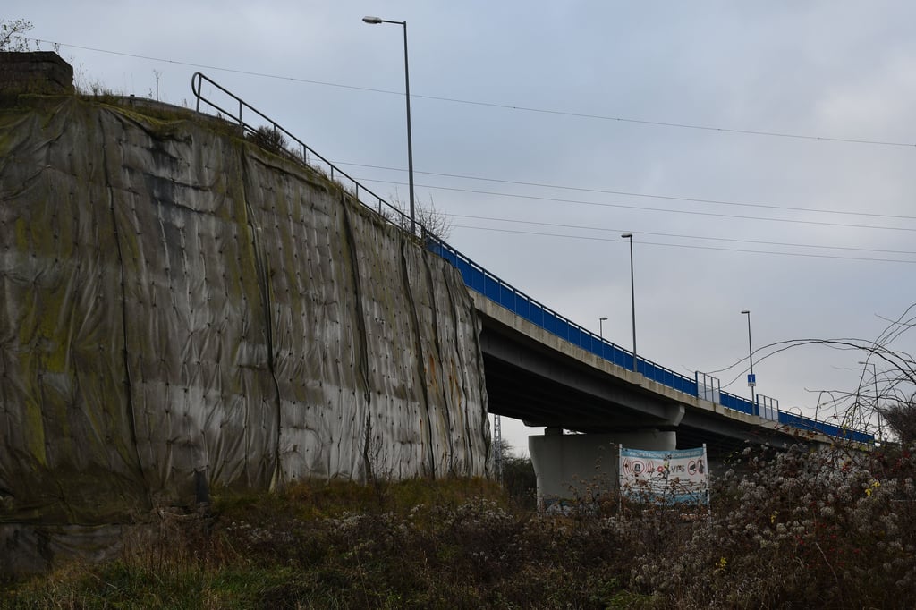 Die Sanierung der Bahnbrücke an der Oebisfelder Straße in Magdeburg-Rothensee beginnt später.
