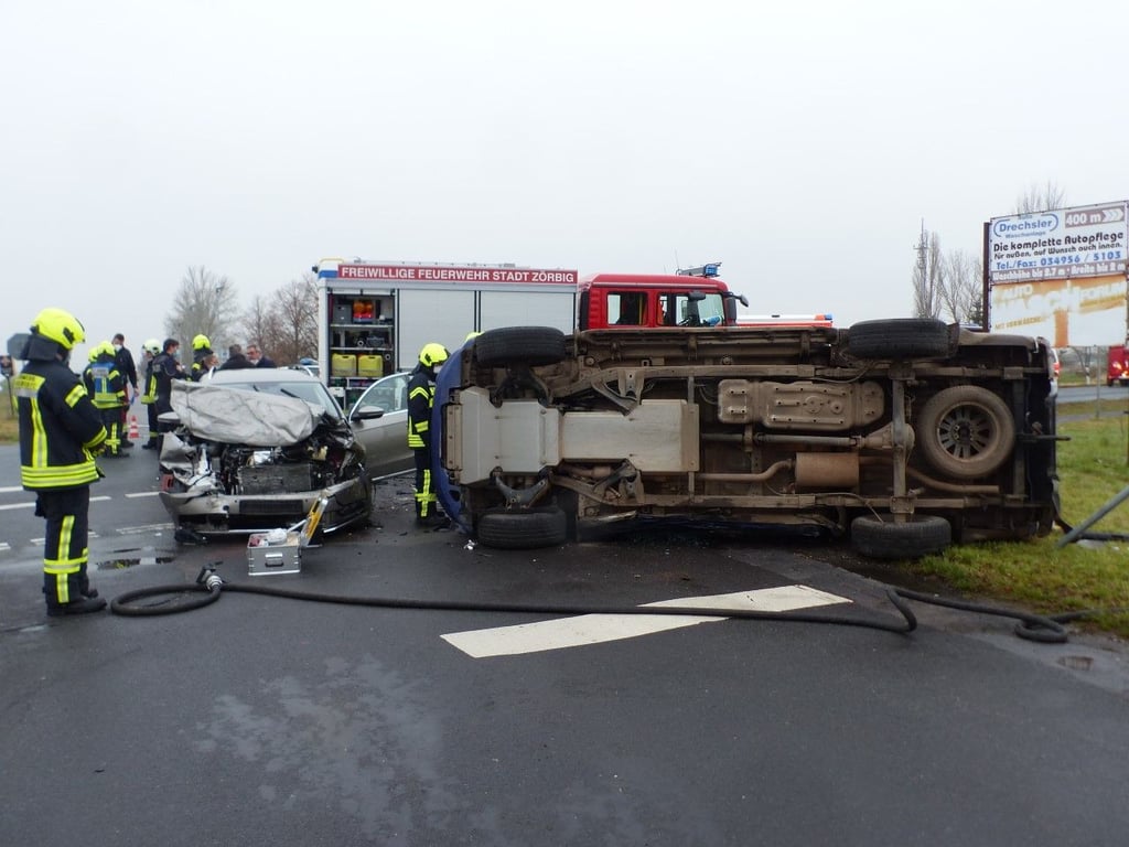 Der umgekippte Transporter und der VW an der Kreuzung.