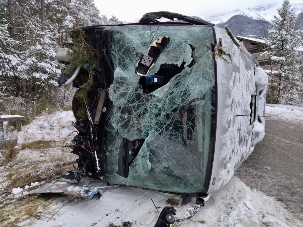 Ein umgekippter Bus am Straßenrand. In Südtirol ist ein Schulbus mit 34 Kindern von der Straße abgekommen und umgekippt. Der Unfall ereignete sich bei winterlichen Verhältnissen in Prad im Vinschgau.