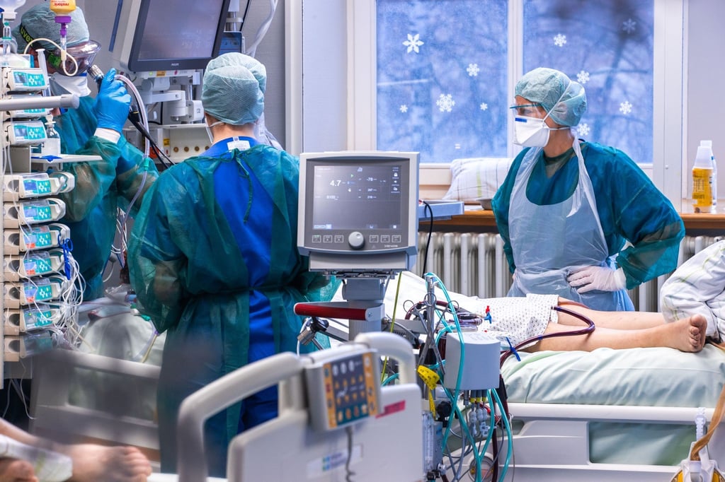 Ärzte und Pflegekräfte betreuen einen Patienten bei einer Lungenspiegelung.