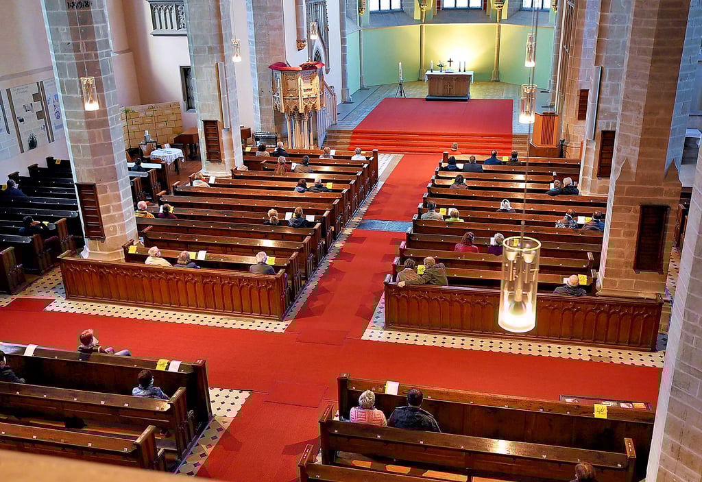 Mit Abstand und Mund-Nasen-Schutz. Diese Corona-Maßnahmen werden zu Weihnachten in vielen Kirchen nicht reichen. 3G und sogar 2 sind im Gespräch.