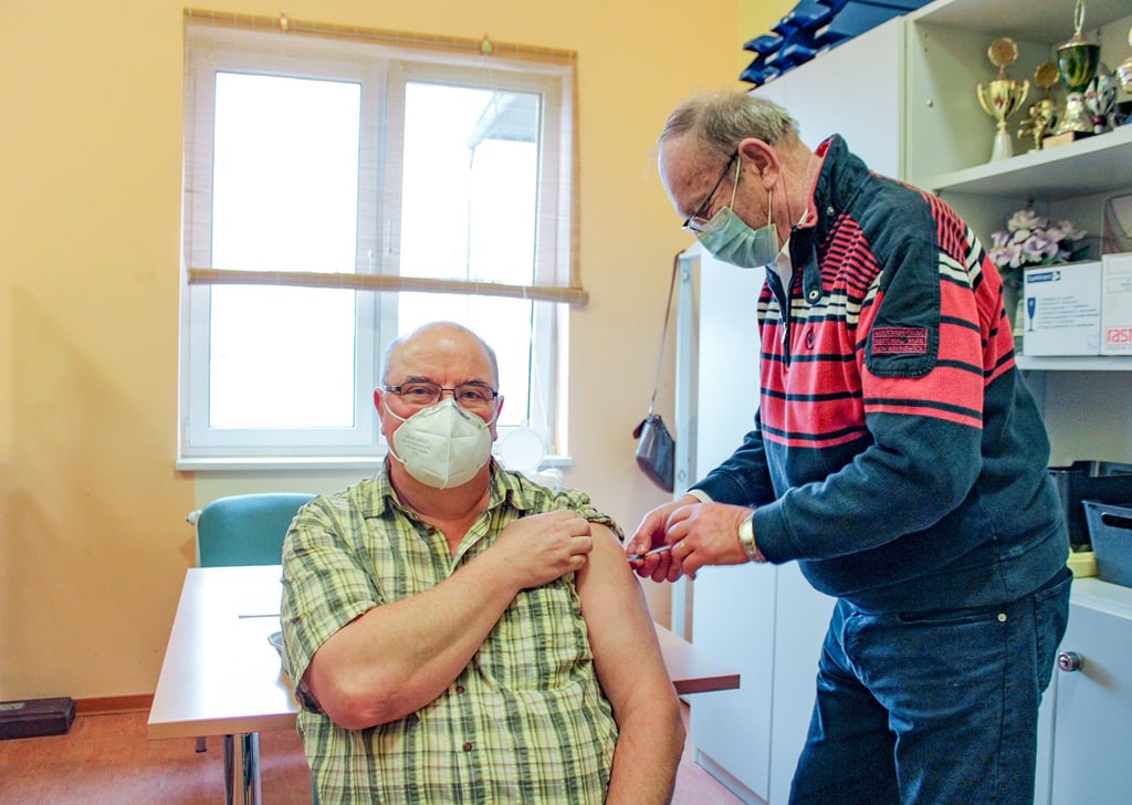 Gerald Boost bekommt von Dr. Werner Nogossek seine Boosterspritze.