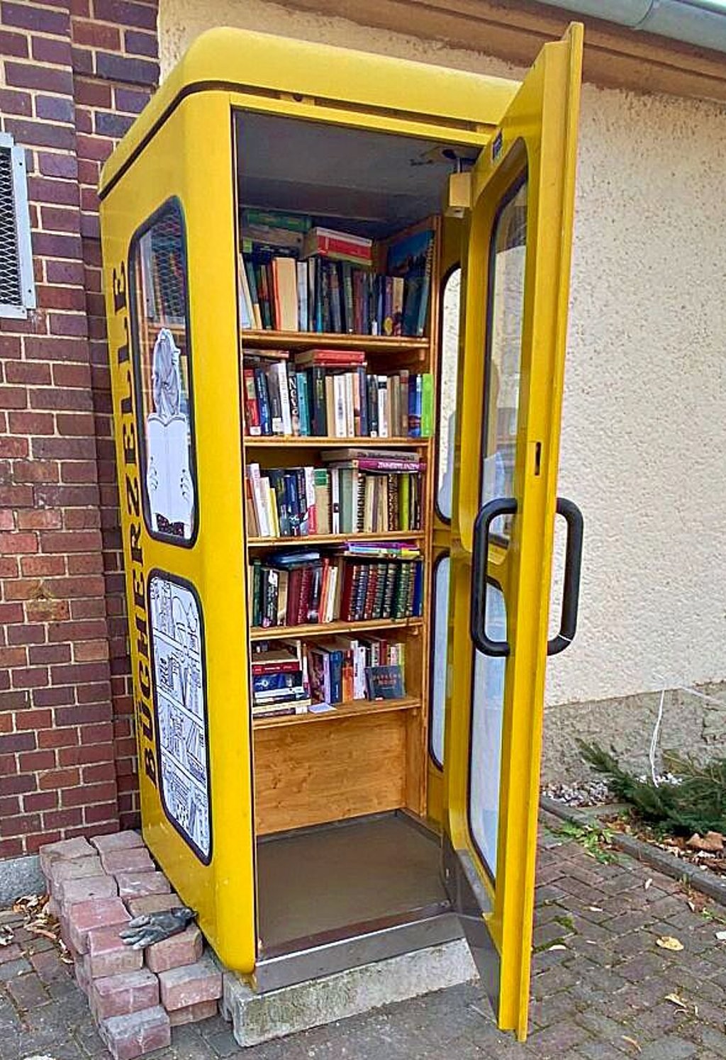 Viel Platz für Lesestoff bietet die neue Bücherzelle.