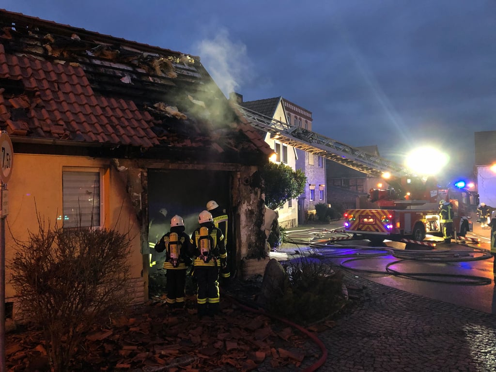 In einem Wohnhaus an der Neinstedter Hauptstraße ist am Freitagmorgen ein Feuer ausgebrochen.