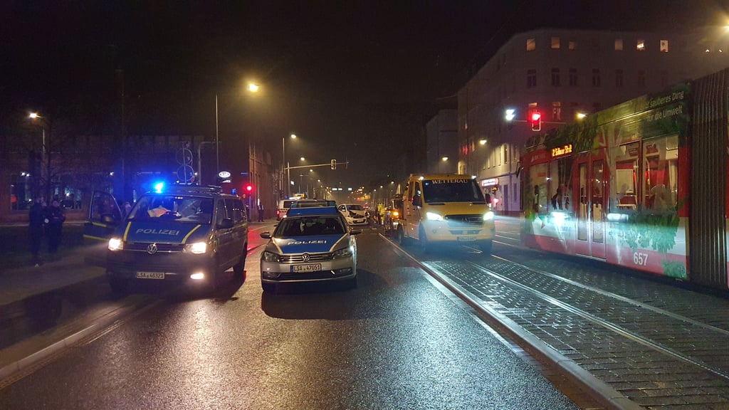Durch den Unfall war der Straßenbahnverkehr zeitweise unterbrochen.
