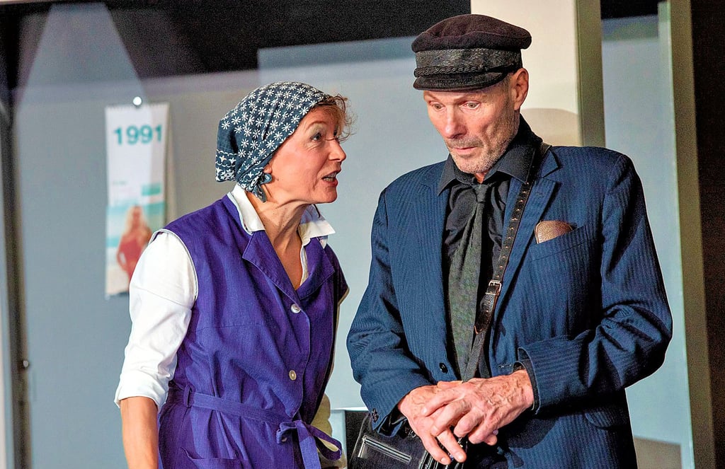 Im Uppstall-Kaufhaus in Stendal haben sich Maria Patzak (gespielt von Katrin Steinke) und Josef Pribil (Hannes Liebmann) für den Weihnachtsabend zur Arbeit einteilen lassen.