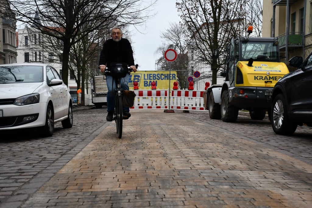 Der neue Radstreifen in der Wilhelm-Külz-Straße in Magdeburg-Stadtfeld wurde freigegeben.