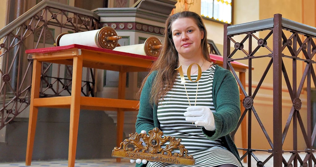 Museumsleiterin Anett Gottschalk mit dem Meisterstück von Hirsch Wolf Blumenthal, einem Tresoraufsatz.