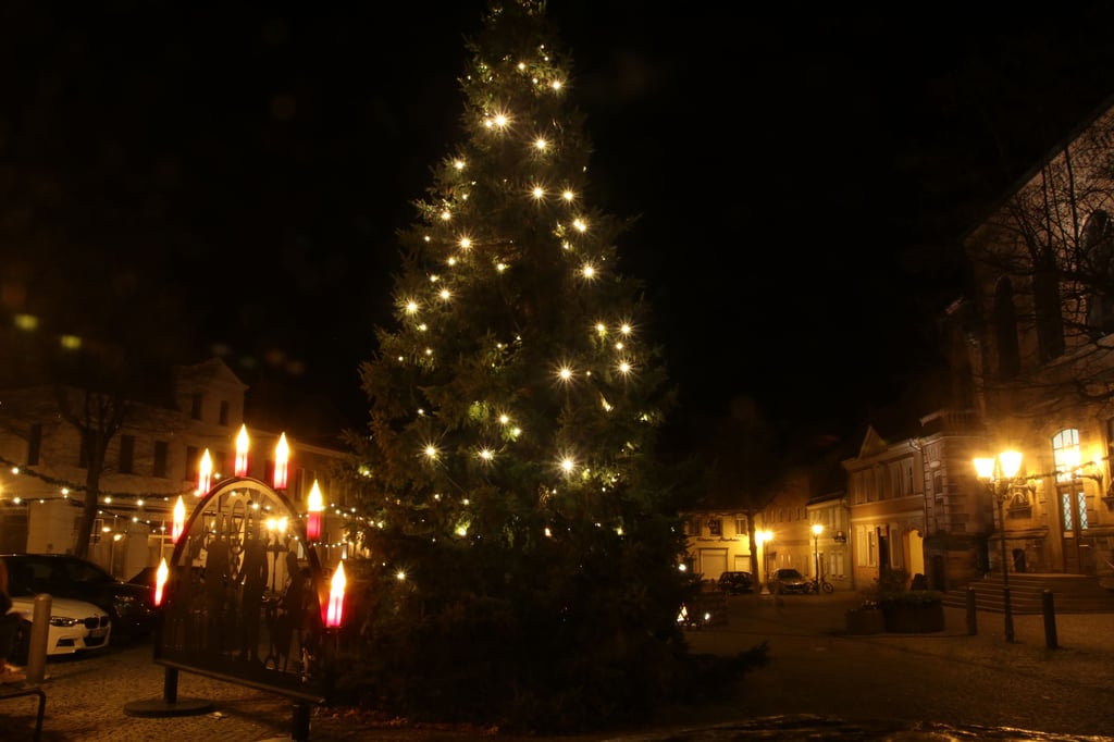Der Weihnachtsbaum auf dem Markt in Calbe verbreitet festliche Stimmung - doch 2021 ist etwas Unfrieden dabei.