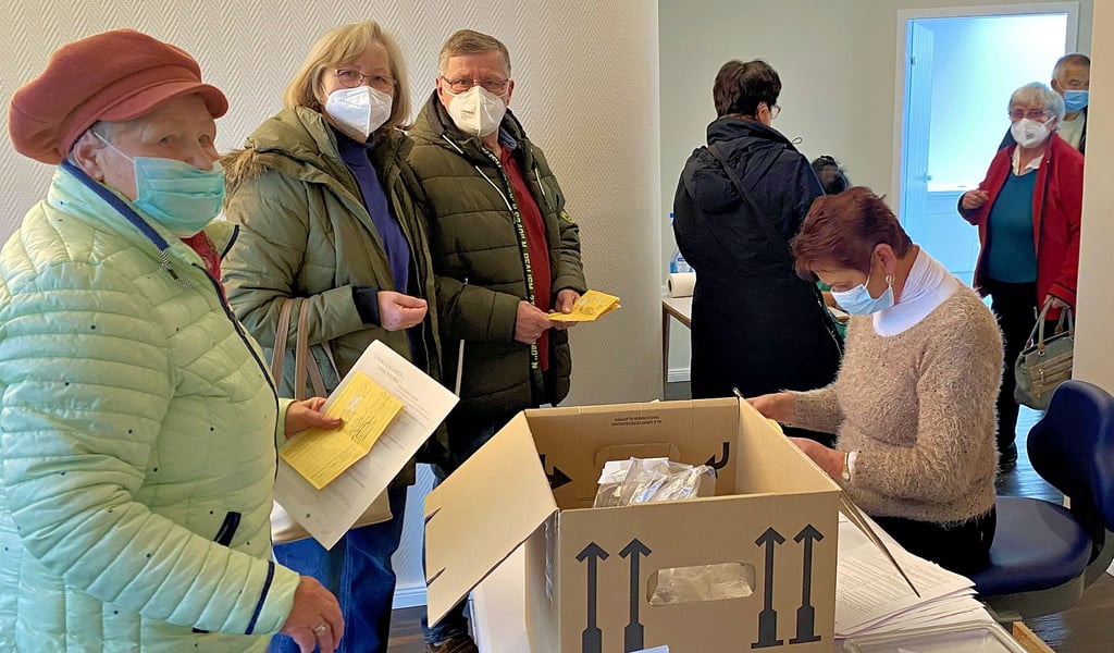 Betrieb bei der Anmeldung zur Sonderimpfung in Annaburg. Verwaltungsmitarbeiterin Dagmar Hopp überprüft die obligatorischen Formulare.