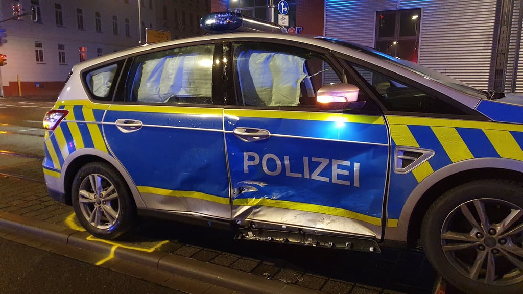 Das Polizeifahrzeug wurde schwer beschädigt und musste abgeschleppt werden