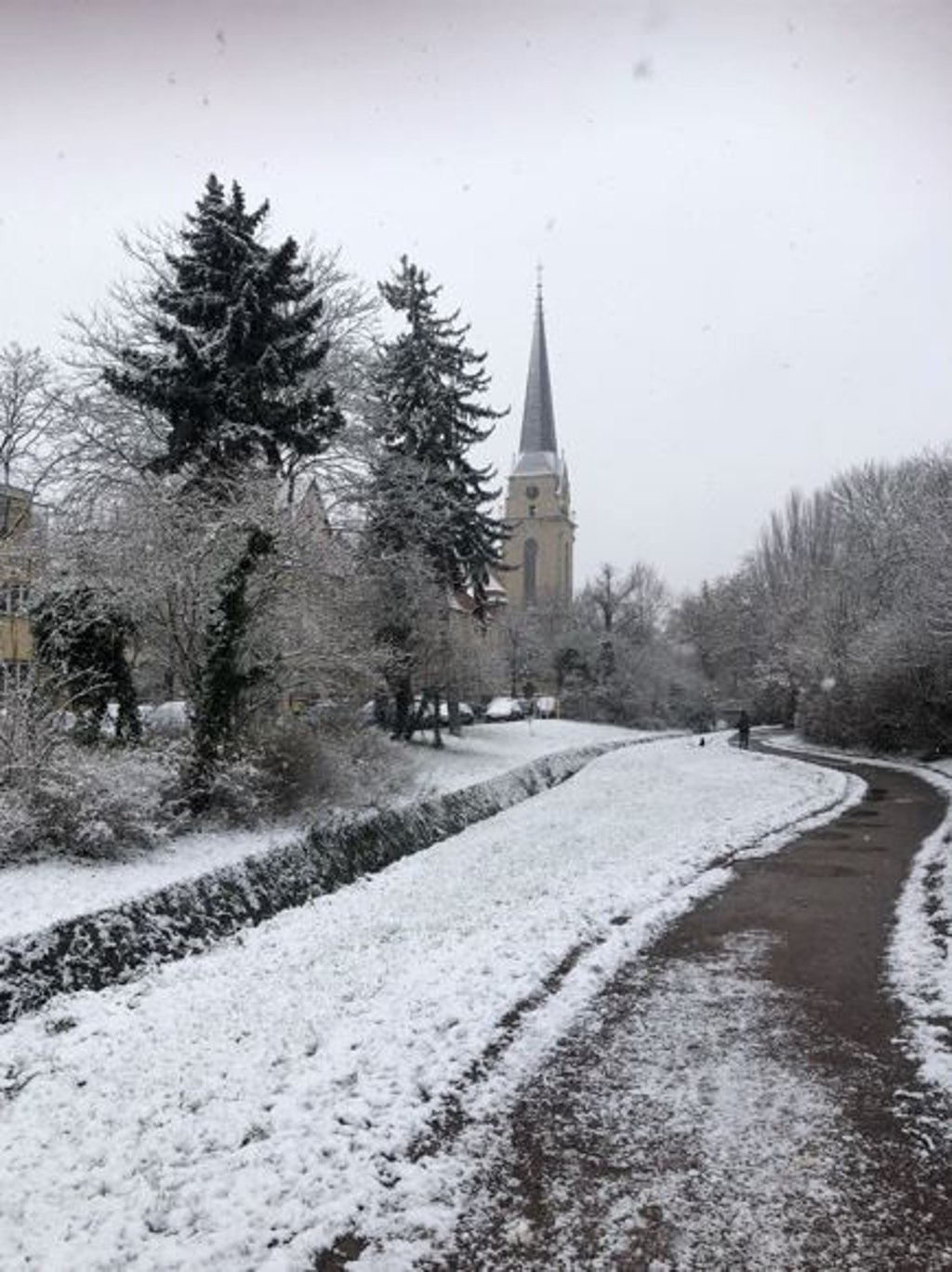 Ein magischer Blick auf die eingeschneite Pauluskirche.