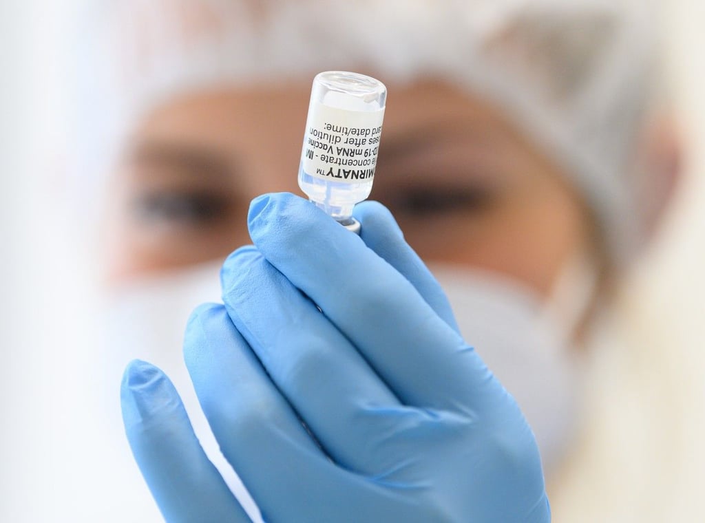 Konkret sollen Beschäftigte in Einrichtungen mit schutzbedürftigen Menschen wie Pflegeheimen und Kliniken bis 15. März 2022 Nachweise als Geimpfte oder Genesene vorlegen müssen.