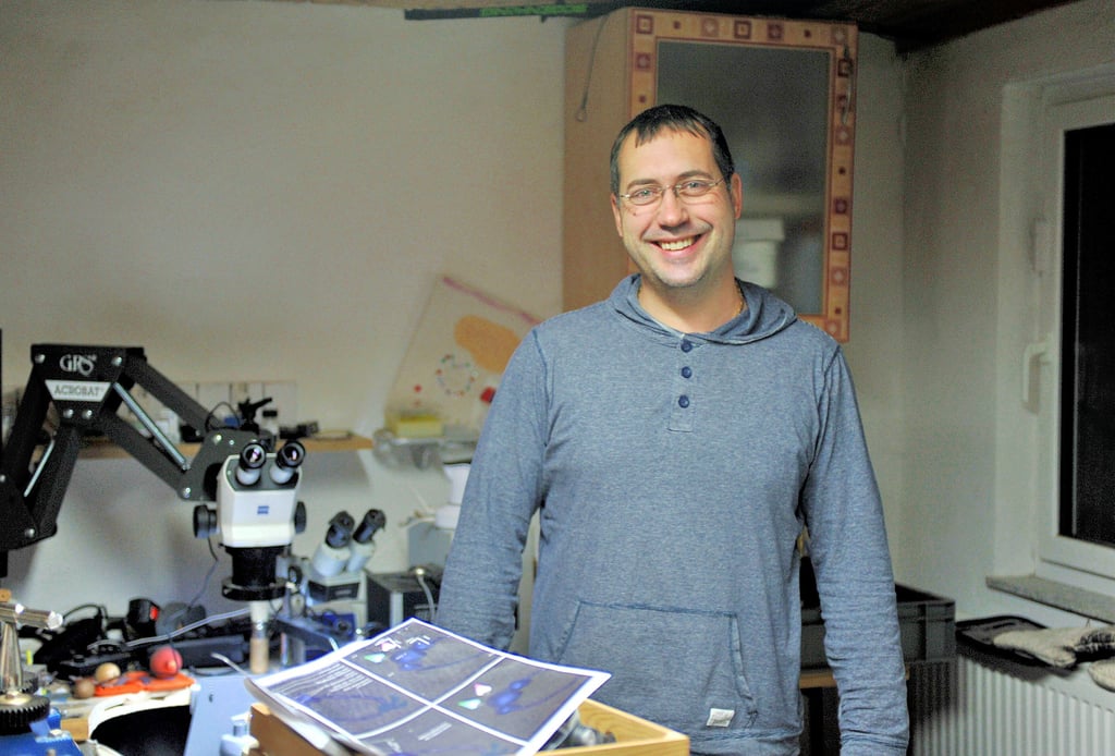 Sebastian Graube hat sich eine Werkstatt und auch einen Verkaufsraum eingerichtet. Normalerweise ist er viel auf Handwerkermärkten unterwegs, fertigt aber auch Schmuck auf Bestellung an.