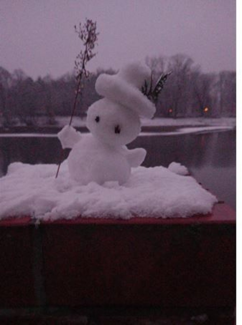 Schnee auf dem Balkon - warum nicht daraus ein Schneemann zaubern?
