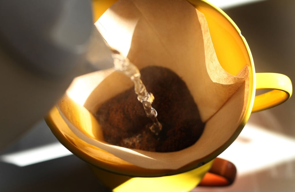 Ein Bild, das man fast riechen kann: Kaum trifft das heiße Wasser auf das Pulver, breitet sich Kaffeeduft im Raum aus.